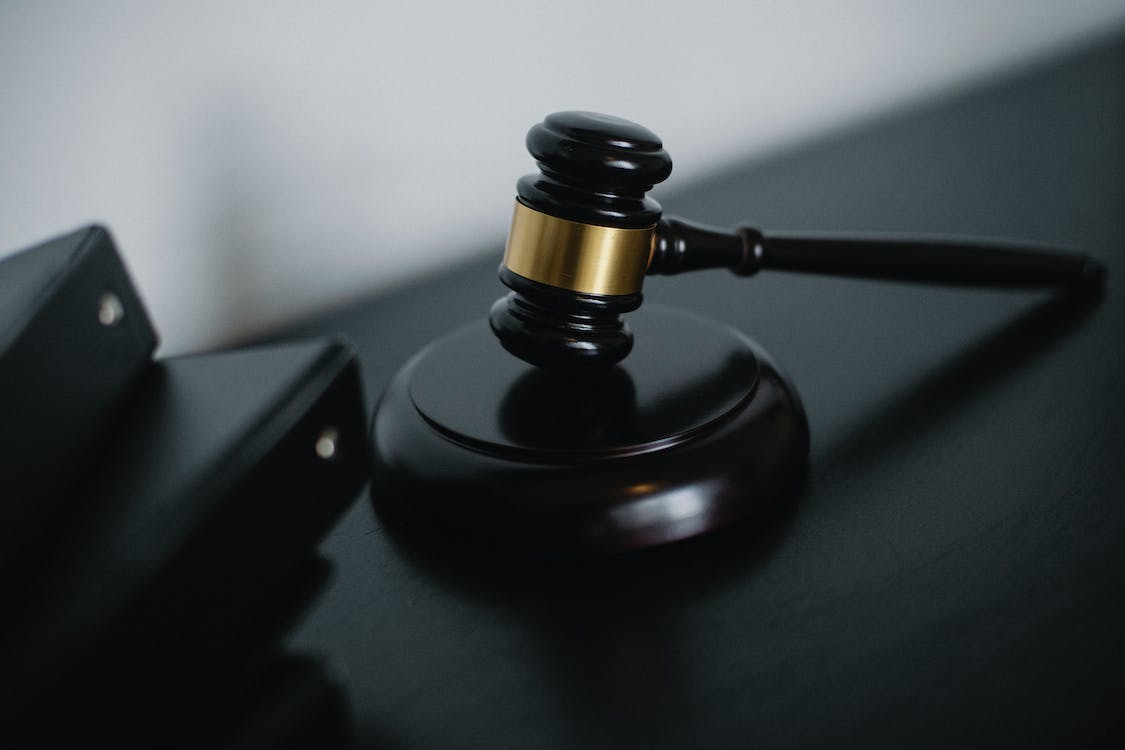 明知自己感染艾滋病還與他人發(fā)生性行為違法嗎？